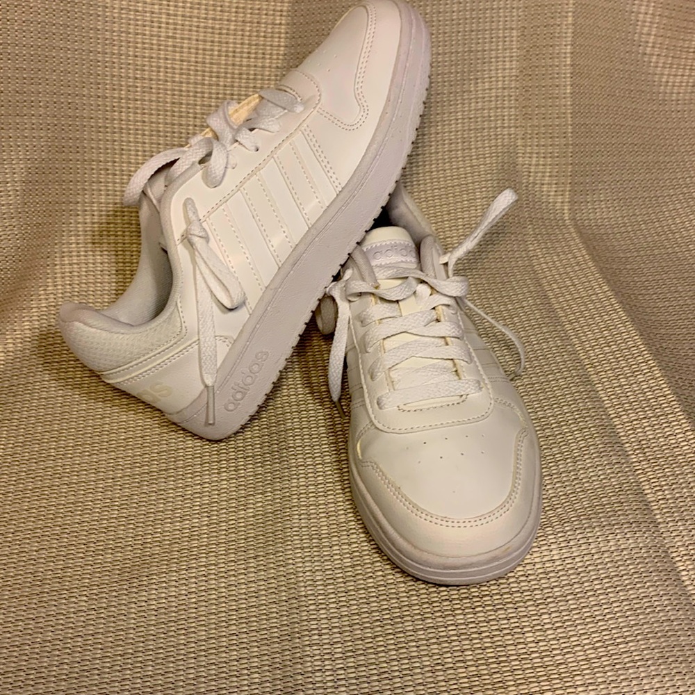 Adidas Hoops 2.0 women’s white. Size 5 US / UK 4.5 serial number 124923129 EUC